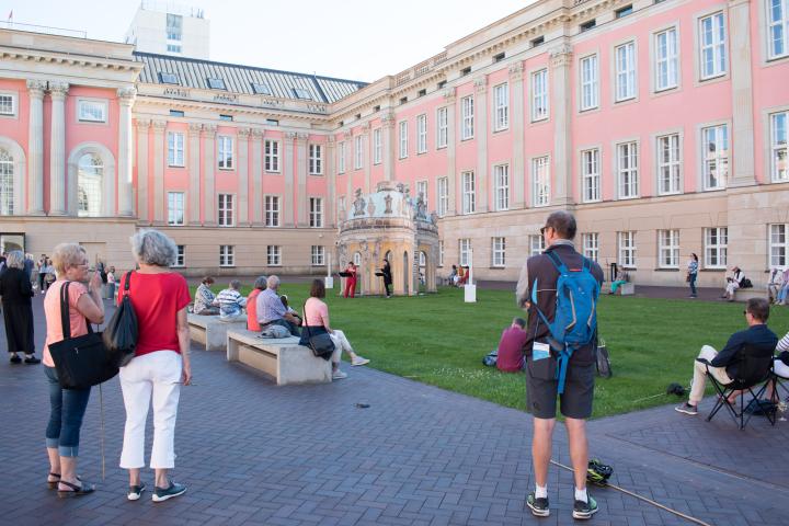 Impression aus dem Innenhof während der Veranstaltung