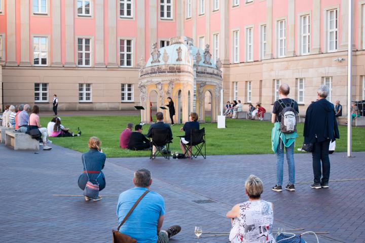 Impression aus dem Innenhof während der Veranstaltung