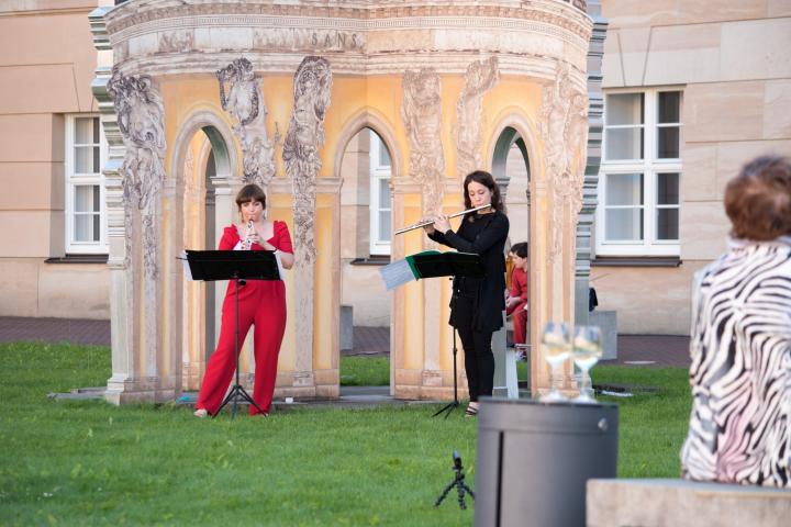 Die Musikerinnen Maria Martinez (l.) und Marta Masini (r.) mit ihrem Programm Solfeggien von Friedrich II. und von heute.