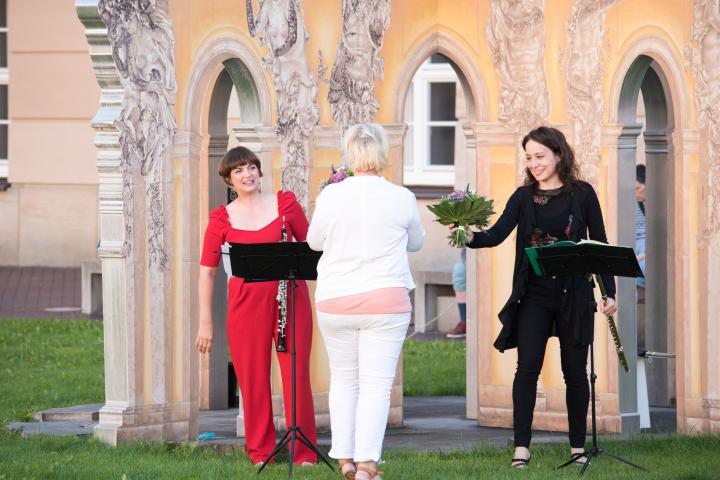 Landtagspräsidentin Prof. Dr. Ulrike Liedtke (m.) bedankt sich bei den Musikerinnen Maria Martinez (l.) und Marta Masini (r.).