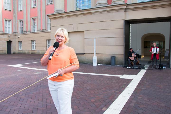 Landtagspräsidentin Prof. Dr. Ulrike Liedtke begrüßt die Gäste zur Veranstaltung KUNST zur ZEIT im Innenhof des Landtages.