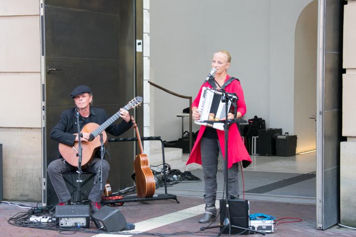 Die Künstler Scarlett O’ (r.) und Jürgen Ehle (l.) mit ihrem Programm WIEDERSINGEN®, das Zeug zum Mitsingen