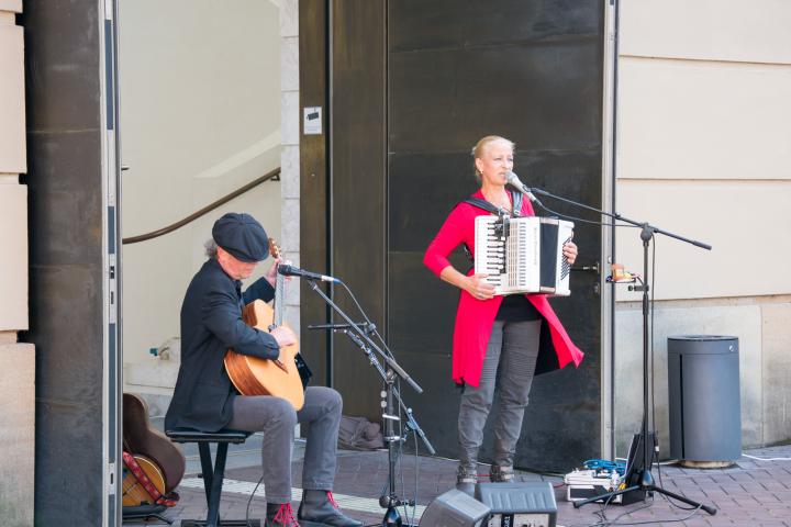 Die Künstler Scarlett O’ (r.) und Jürgen Ehle (l.) mit ihrem Programm WIEDERSINGEN®, das Zeug zum Mitsingen