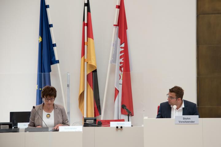Die Ministerin und Chefin der Staatskanzlei Kathrin Schneider (l.) und der Vorsitzende des Hauptausschusses Erik Stohn (r.) zu Beginn des zweiten Fachgesprächs zu Doppelmandaten.