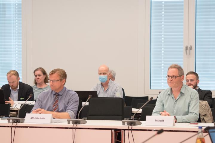 Die eingeladenen Teilnehmer des Fachgesprächs zur Situation und Perspektive der Fridericus Servicegesellschaft mbH der Leiter der Fridericus Servicegesellschaft mbH Herr Matthesius (l.) und Herr Hundt (r.), Mitarbeiter der Fridericus Servicegesellschaft mbH