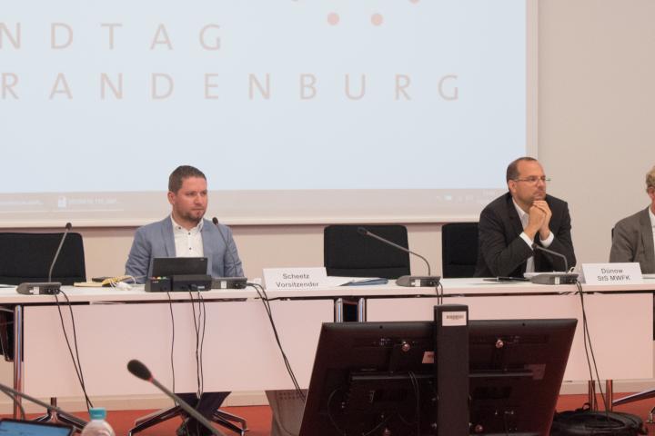 Der stellvertretende Vorsitzende des Ausschusses für Wissenschaft, Forschung und Kultur Ludwig Scheetz (l.) und der Staatssekretär für Wissenschaft, Forschung und Kultur Tobias Dünow (r.) zu Beginn des ersten Fachgespräches.