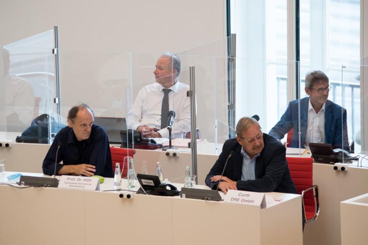 Die Anzuhörenden des Fachgespräches Prof. Dr. Uwe Höft (l.) von der Technischen Hochschule Brandenburg und Gerhard J. Curth (r.) vom Vorstand Deutsche Regionaleisenbahn