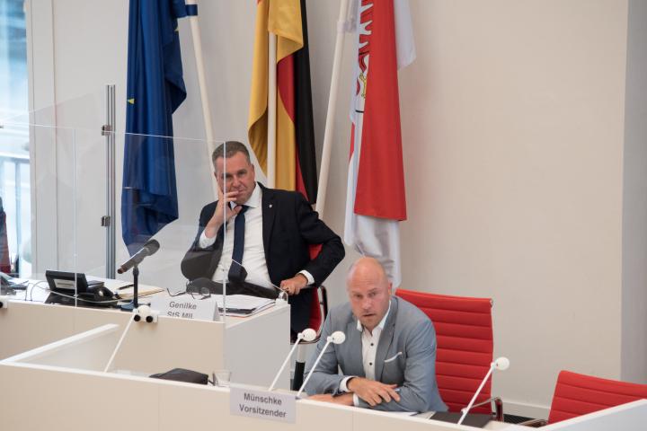 Der Vorsitzende des Ausschusses für Infrastruktur und Landesplanung Daniel Münschke (r.) und der Staatssekretär für Infrastruktur und Landesplanung Rainer Genilke (l.) während des Fachgespräches.