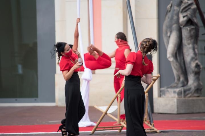 1. Szene der Aufführung „Grenzlinien“ von der Potsdamer Company VoLA StageArt: Ankunft „Parallel-Welten“ (Artistik, Tanz, Performance, Stunt, Interaktion)