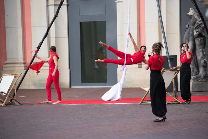 1. Szene der Aufführung „Grenzlinien“ von der Potsdamer Company VoLA StageArt: Ankunft „Parallel-Welten“ (Artistik, Tanz, Performance, Stunt, Interaktion)