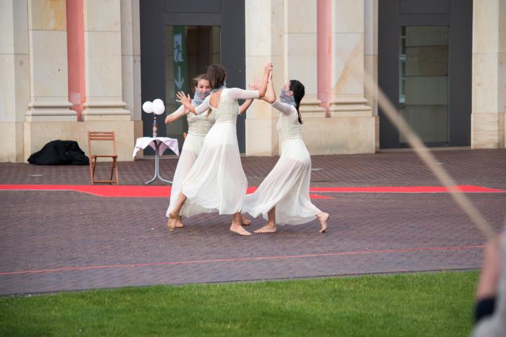 1. Szene der Aufführung „Grenzlinien“ von der Potsdamer Company VoLA StageArt: Ankunft „Parallel-Welten“ (Artistik, Tanz, Performance, Stunt, Interaktion)