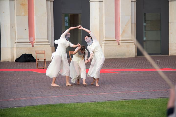 1. Szene der Aufführung „Grenzlinien“ von der Potsdamer Company VoLA StageArt: Ankunft „Parallel-Welten“ (Artistik, Tanz, Performance, Stunt, Interaktion)