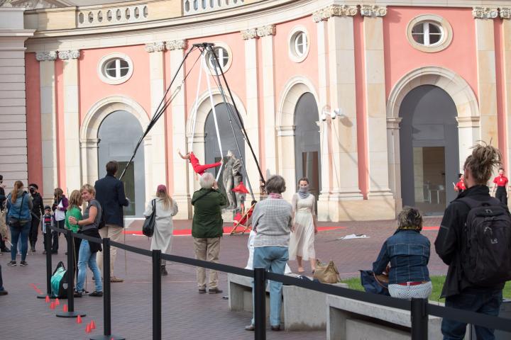 1. Szene der Aufführung „Grenzlinien“ von der Potsdamer Company VoLA StageArt: Ankunft „Parallel-Welten“ (Artistik, Tanz, Performance, Stunt, Interaktion)