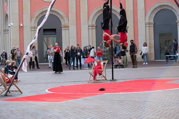 1. Szene der Aufführung „Grenzlinien“ von der Potsdamer Company VoLA StageArt: Ankunft „Parallel-Welten“ (Artistik, Tanz, Performance, Stunt, Interaktion)