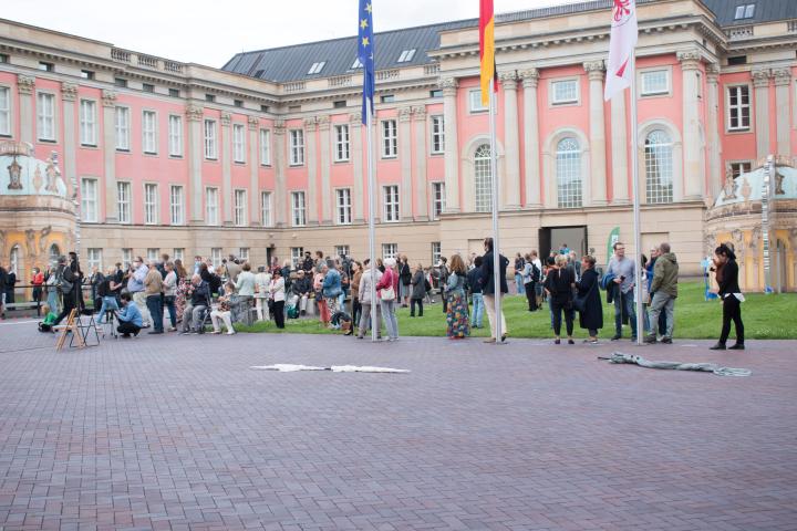 Blick in den Innenhof zu Beginn der Veranstaltung