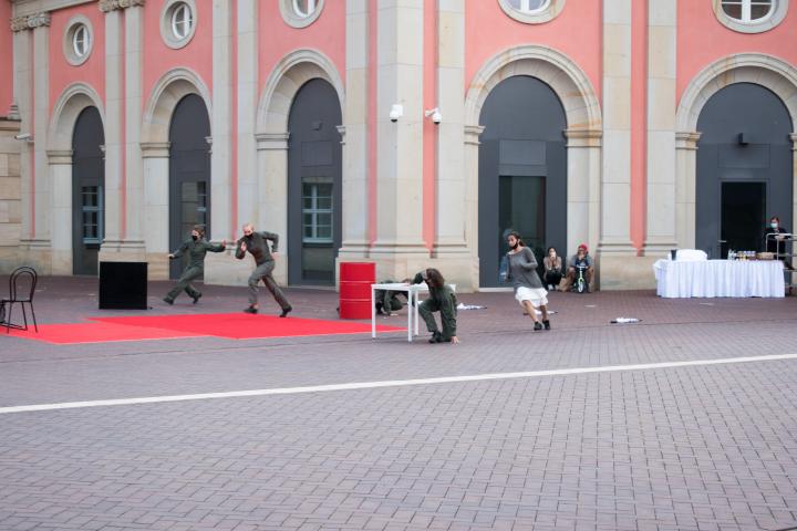 2. Szene der Aufführung „Grenzlinien“ von der Potsdamer Company VoLA StageArt: „War“ (Tanztheater))