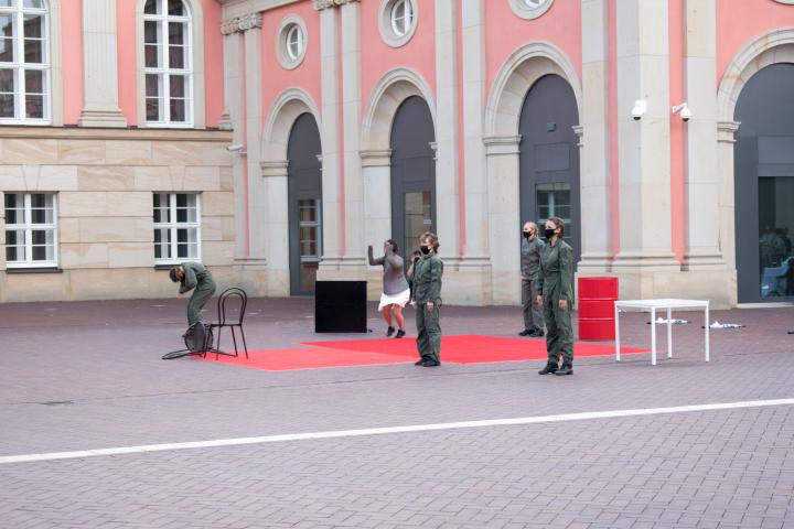 2. Szene der Aufführung „Grenzlinien“ von der Potsdamer Company VoLA StageArt: „War“ (Tanztheater))