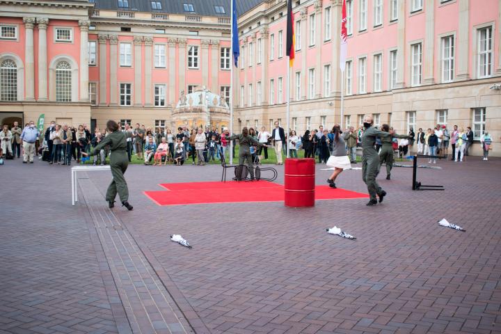 2. Szene der Aufführung „Grenzlinien“ von der Potsdamer Company VoLA StageArt: „War“ (Tanztheater))