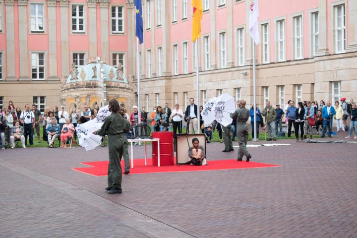 2. Szene der Aufführung „Grenzlinien“ von der Potsdamer Company VoLA StageArt: „War“ (Tanztheater))