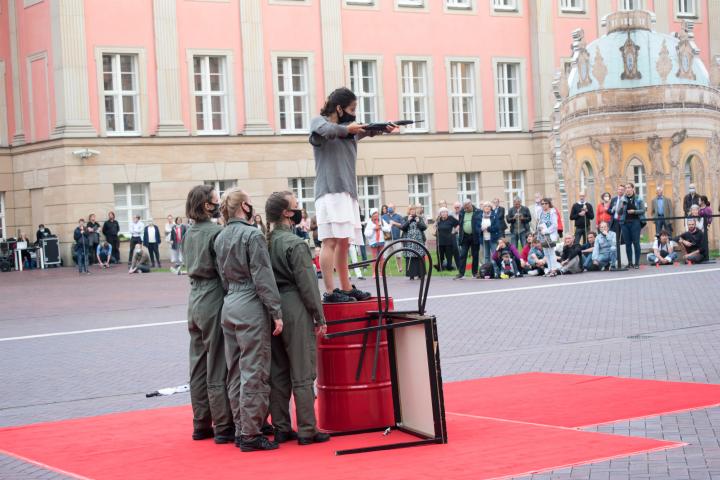 2. Szene der Aufführung „Grenzlinien“ von der Potsdamer Company VoLA StageArt: „War“ (Tanztheater))