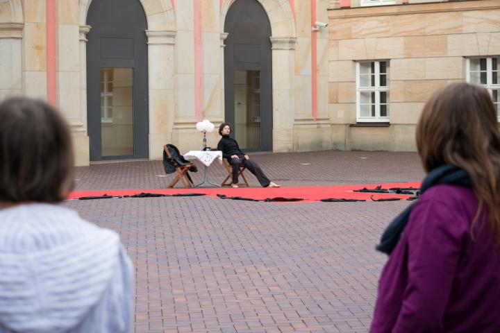 3. Szene der Aufführung „Grenzlinien“ von der Potsdamer Company VoLA StageArt: „Mensch-Soldat“ (Akrobatischer Tanz)