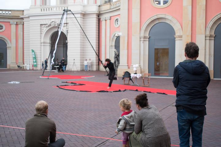 3. Szene der Aufführung „Grenzlinien“ von der Potsdamer Company VoLA StageArt: „Mensch-Soldat“ (Akrobatischer Tanz)