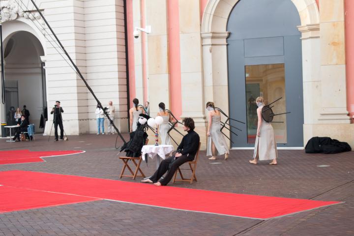 3. Szene der Aufführung „Grenzlinien“ von der Potsdamer Company VoLA StageArt: „Mensch-Soldat“ (Akrobatischer Tanz)