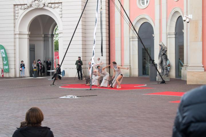 4. Szene der Aufführung „Grenzlinien“ von der Potsdamer Company VoLA StageArt: „Heimat finden“ (Tanztheater und Luftartistik)