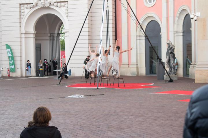 4. Szene der Aufführung „Grenzlinien“ von der Potsdamer Company VoLA StageArt: „Heimat finden“ (Tanztheater und Luftartistik)