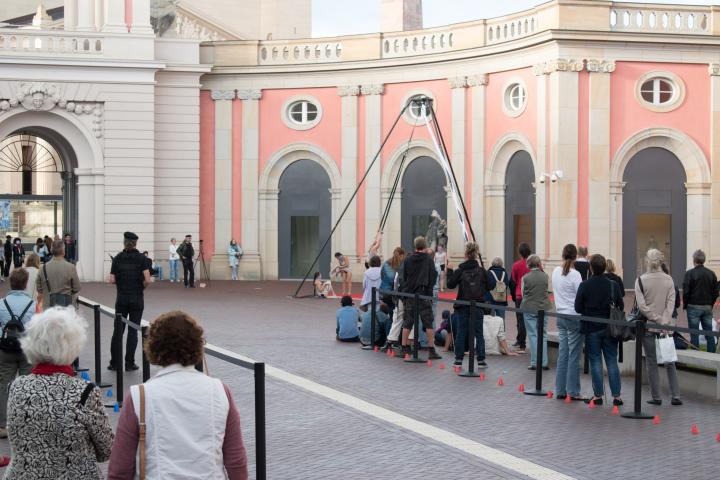 4. Szene der Aufführung „Grenzlinien“ von der Potsdamer Company VoLA StageArt: „Heimat finden“ (Tanztheater und Luftartistik)