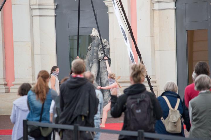 4. Szene der Aufführung „Grenzlinien“ von der Potsdamer Company VoLA StageArt: „Heimat finden“ (Tanztheater und Luftartistik)