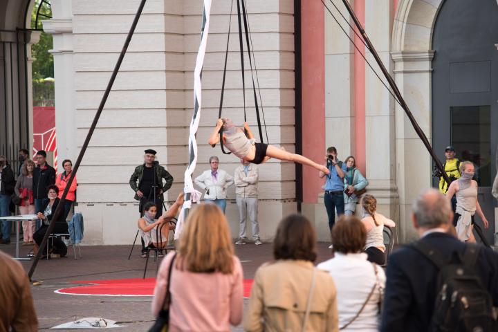 4. Szene der Aufführung „Grenzlinien“ von der Potsdamer Company VoLA StageArt: „Heimat finden“ (Tanztheater und Luftartistik)