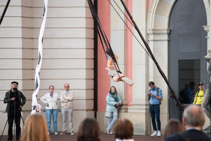 4. Szene der Aufführung „Grenzlinien“ von der Potsdamer Company VoLA StageArt: „Heimat finden“ (Tanztheater und Luftartistik)