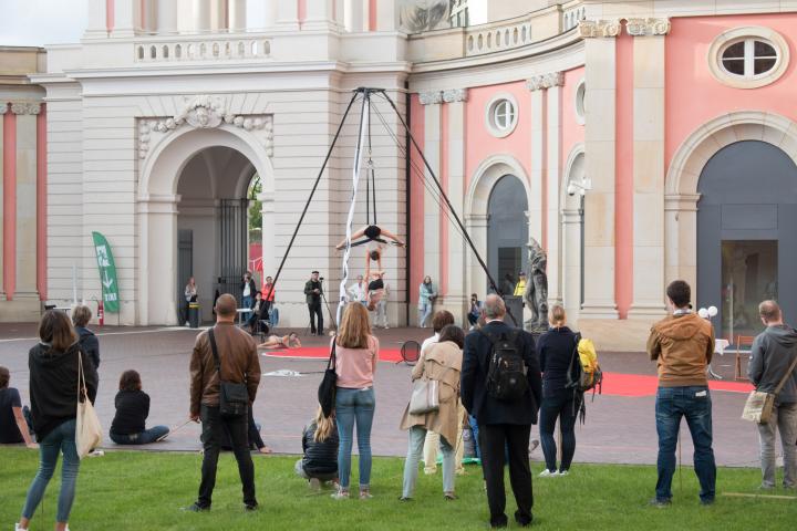 4. Szene der Aufführung „Grenzlinien“ von der Potsdamer Company VoLA StageArt: „Heimat finden“ (Tanztheater und Luftartistik)