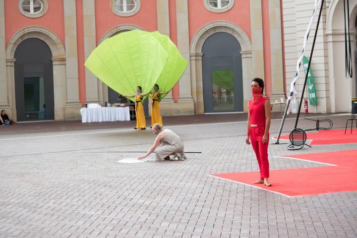 5. Szene der Aufführung „Grenzlinien“ von der Potsdamer Company VoLA StageArt: „Wieder vereint“ (Künstlerische Prozession und großes Finale)