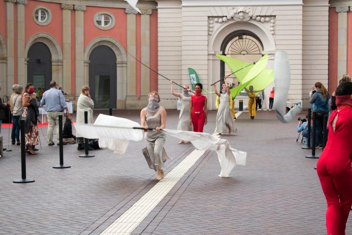 5. Szene der Aufführung „Grenzlinien“ von der Potsdamer Company VoLA StageArt: „Wieder vereint“ (Künstlerische Prozession und großes Finale)