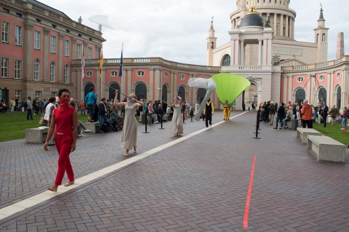 5. Szene der Aufführung „Grenzlinien“ von der Potsdamer Company VoLA StageArt: „Wieder vereint“ (Künstlerische Prozession und großes Finale)