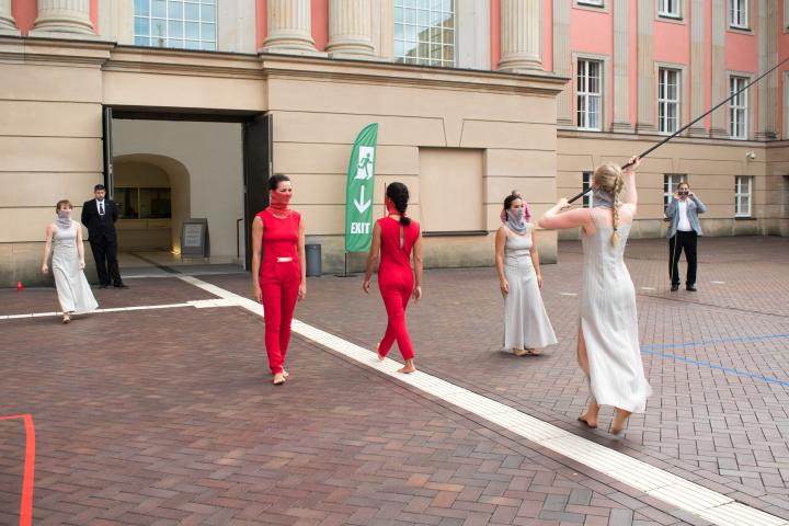 5. Szene der Aufführung „Grenzlinien“ von der Potsdamer Company VoLA StageArt: „Wieder vereint“ (Künstlerische Prozession und großes Finale)