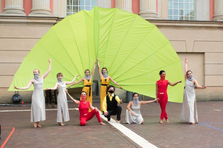 5. Szene der Aufführung „Grenzlinien“ von der Potsdamer Company VoLA StageArt: „Wieder vereint“ (Künstlerische Prozession und großes Finale)