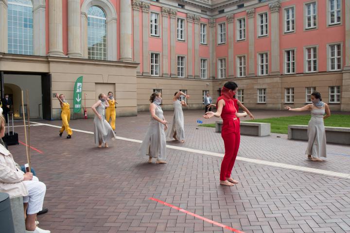 5. Szene der Aufführung „Grenzlinien“ von der Potsdamer Company VoLA StageArt: „Wieder vereint“ (Künstlerische Prozession und großes Finale)