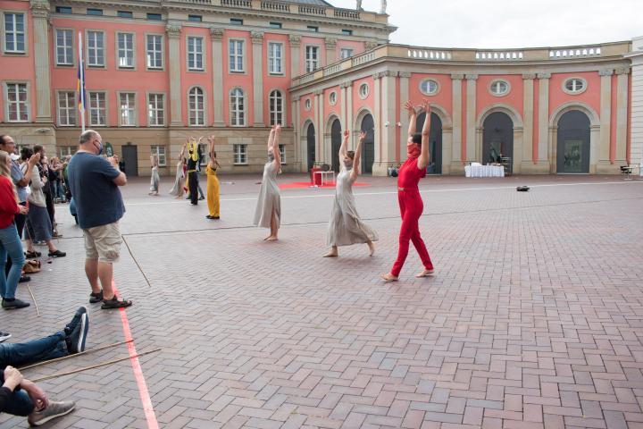 5. Szene der Aufführung „Grenzlinien“ von der Potsdamer Company VoLA StageArt: „Wieder vereint“ (Künstlerische Prozession und großes Finale)