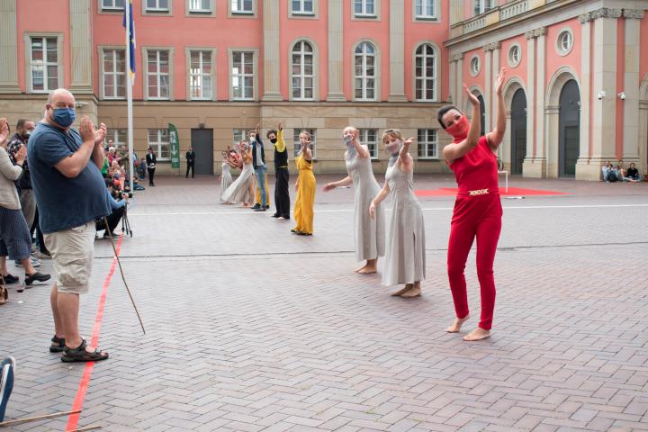 5. Szene der Aufführung „Grenzlinien“ von der Potsdamer Company VoLA StageArt: „Wieder vereint“ (Künstlerische Prozession und großes Finale)