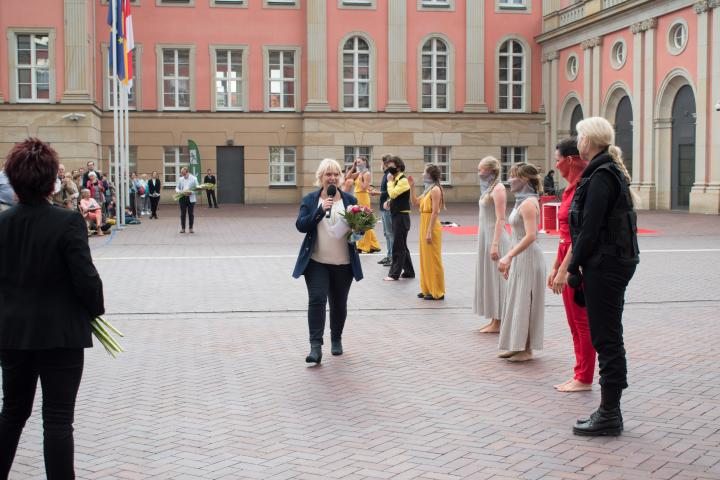 Landtagspräsidentin Prof. Dr. Ulrike Liedtke (l.) bedankt sich bei den Künstlerinnen und Künstlern für ihre Aufführung.