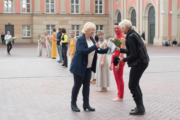 Landtagspräsidentin Prof. Dr. Ulrike Liedtke (l.) bedankt sich bei den Künstlerinnen und Künstlern für ihre Aufführung.