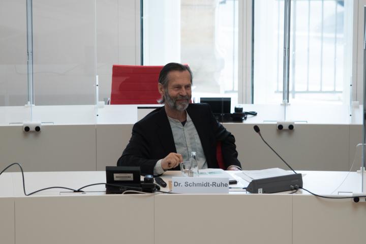 Der Anzuhörende Dr. Bernhard Schmidt-Ruhe von der Stiftung NaturSchutzFonds Brandenburg während der Sitzung.