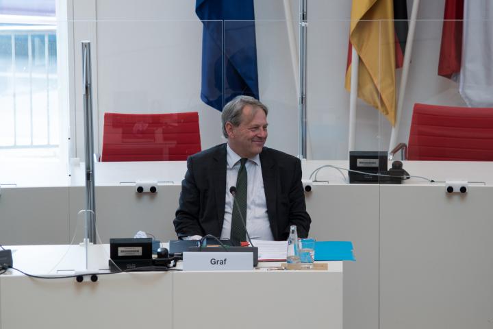 Der Anzuhörende Jens Graf vom Städte- und Gemeindebund Brandenburg e. V. während der Sitzung.