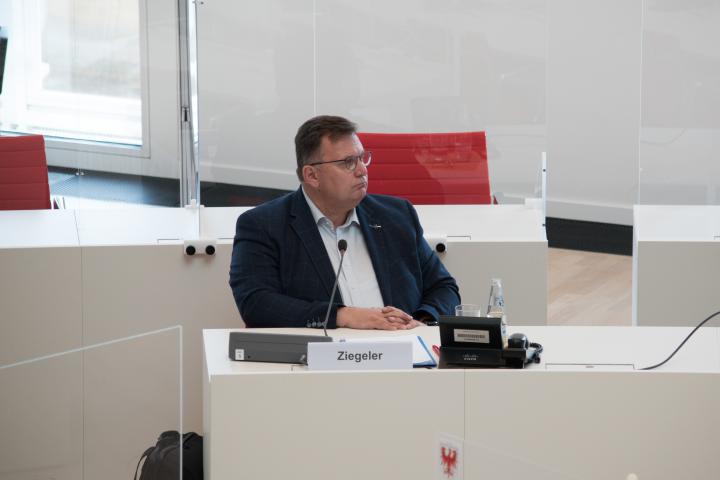 Der Anzuhörende Harald Ziegeler vom Amt Lenzen-Elbtalaue während der Sitzung.