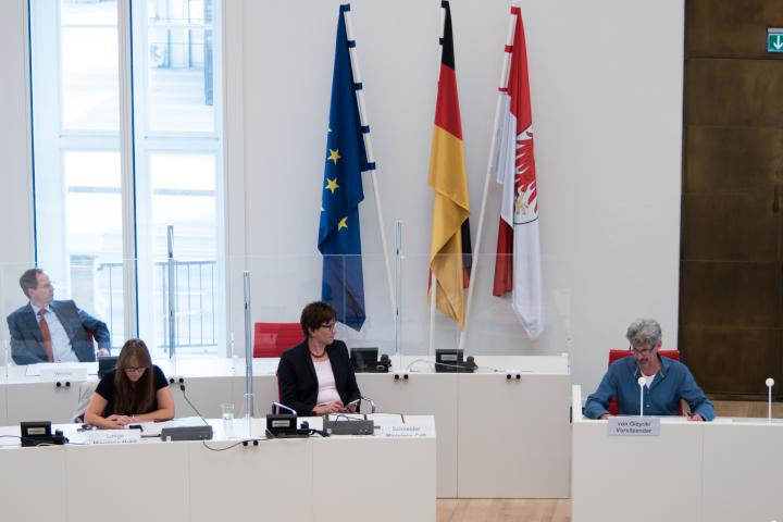 v. l. n. r.: Die Ministerin der Finanzen und für Europa Katrin Lange, die Ministerin und Chefin der Staatskanzlei Kathrin Schneider und der Vorsitzende des Sonderausschusses BER Thomas von Gizycki zu Beginn des Fachgespräches.