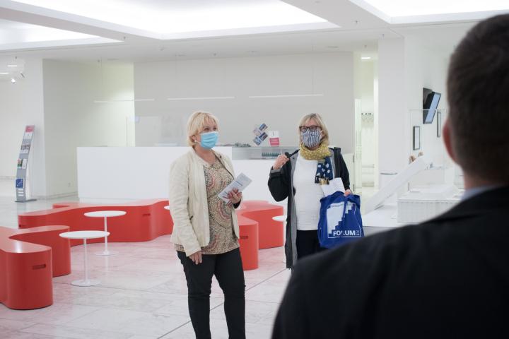 Landtagspräsidentin Prof. Dr. Ulrike Liedtke (1. v. l.) und Barbara von Neumann-Cosel (2. v. l.) von der Geschäftsführung des Berliner Genossenschaftsforum e. V. zu Beginn der Führung durch die Foyer-Ausstellung "Engagement bewegt Genossenschaft!"