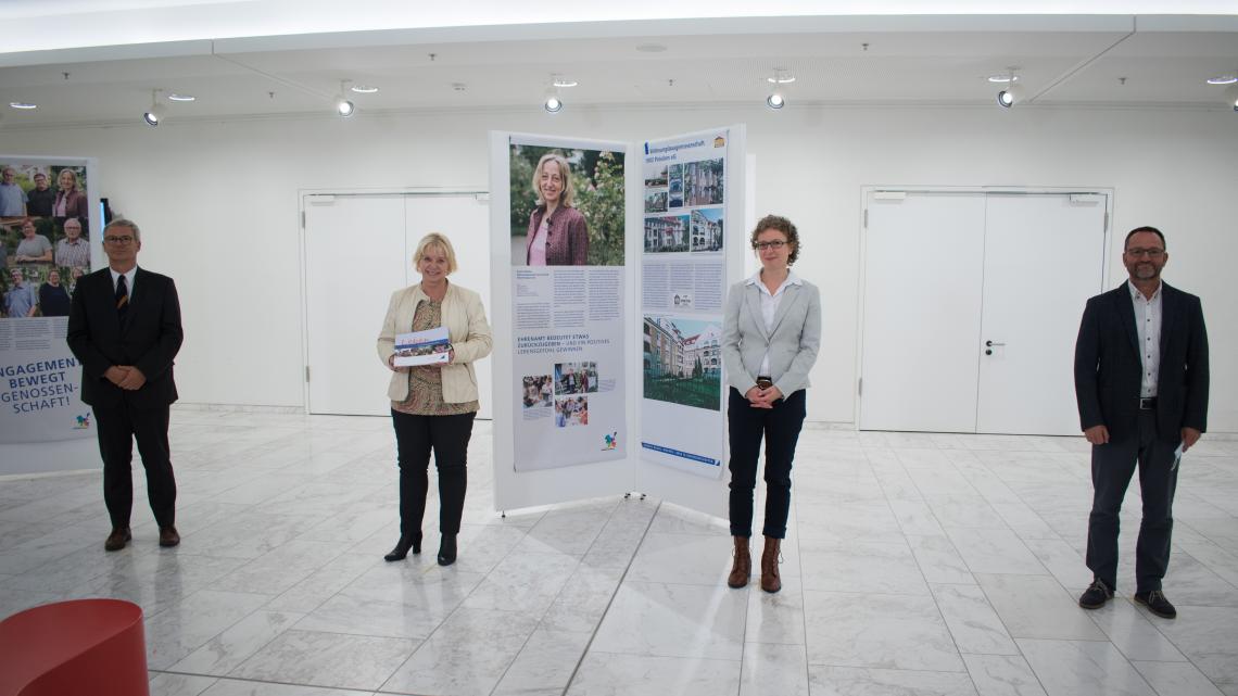 Landtagspräsidentin Prof. Dr. Ulrike Liedtke (2. v. l.) mit den Vorstandsmitgliedern Uwe Marz (1. v. l.), GWG Bauverein Babelsberg eG, Kristin Borchers (3. v. l.), Gewoba eG Babelsberg, und Christian Pannwitz (4. v. l.), WBG „Daheim“ eG